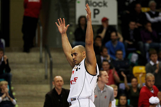 猛烈的场边 猛烈的场边